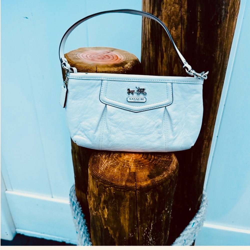 Coach White Shoulder Bag Smooth Finish Classic Design